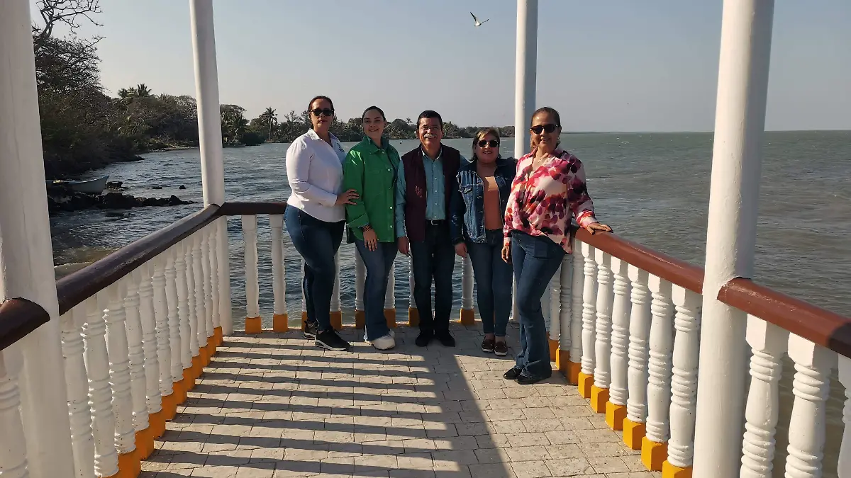 Diversas personas acuden al mirador para usarlo como escaparate fotográfico natural