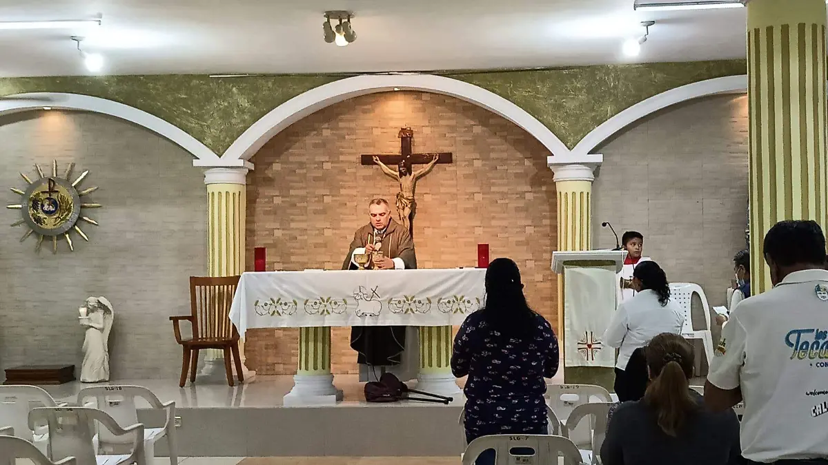 Se efectúa un protocolo litúrgico para obtener la ceniza