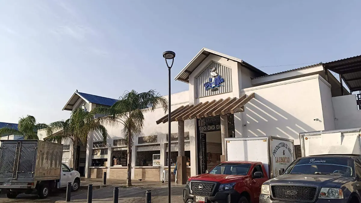 El mercado de mariscos de La Puntilla recibe a cientos de clientes en busca de productos frescos