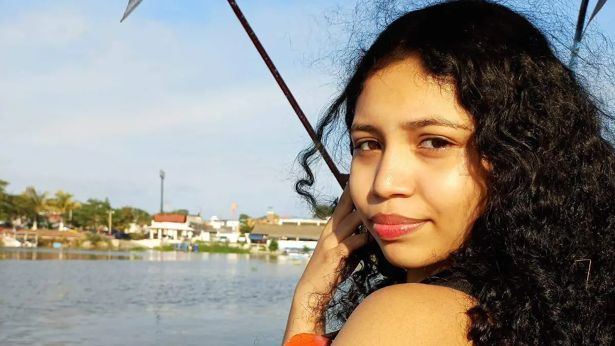 Karlita era la niña que gustaba de participar en todos los eventos de la escuela 