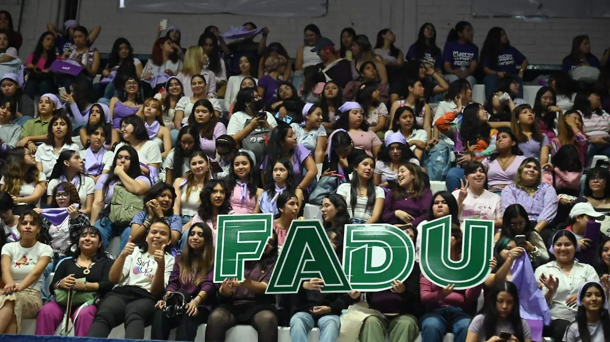 Las jóvenes estudiantes de la UAT llevaban algunas pañoletas en tono morado 