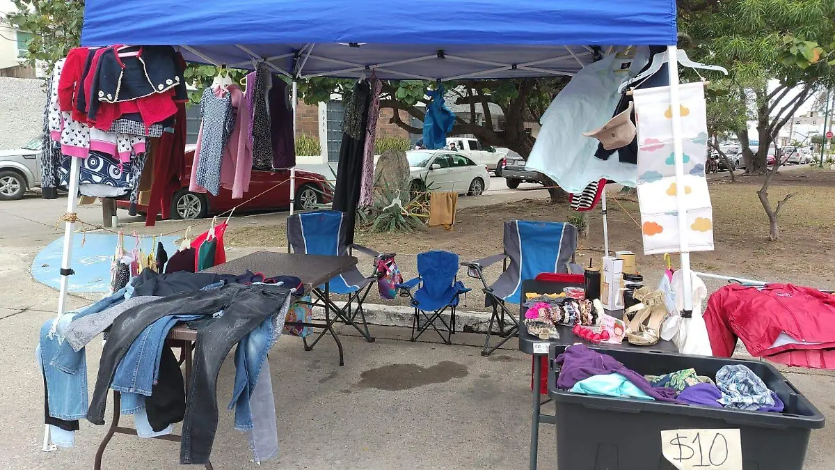 Lo que más se encuentra es venta de ropa, tanto civil (niños y adultos) como del ámbito médico e industrial