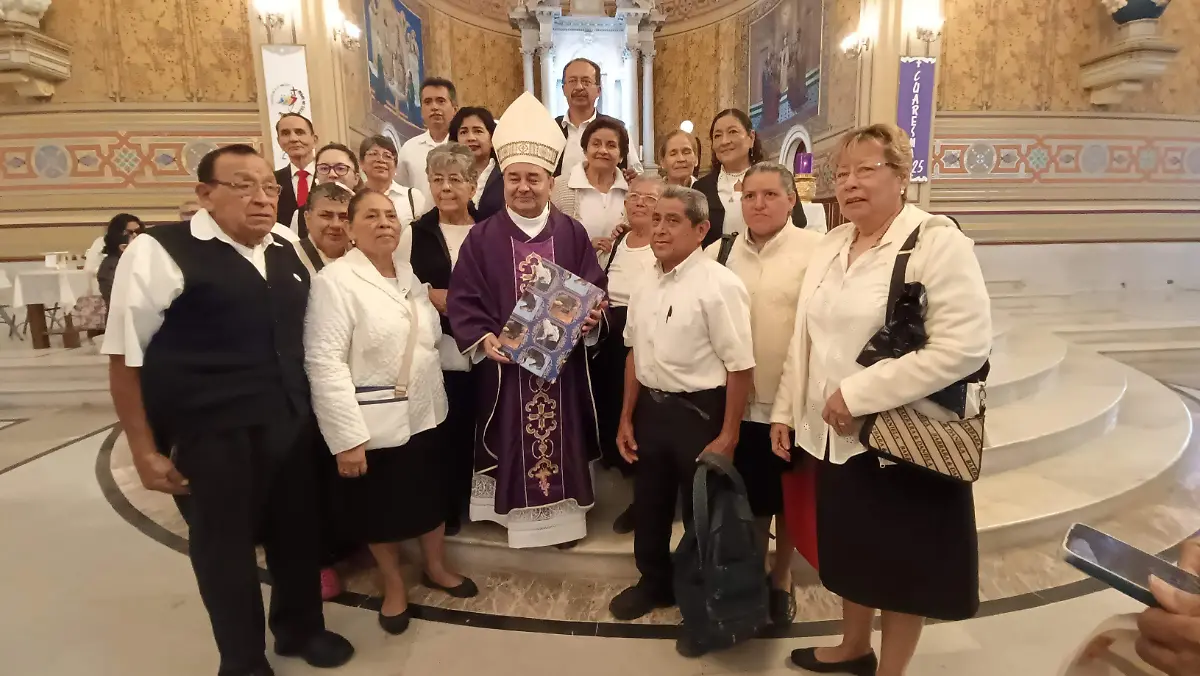 Al concluir la celebración de la misa se toma una foto del recuerdo con los fieles católicos