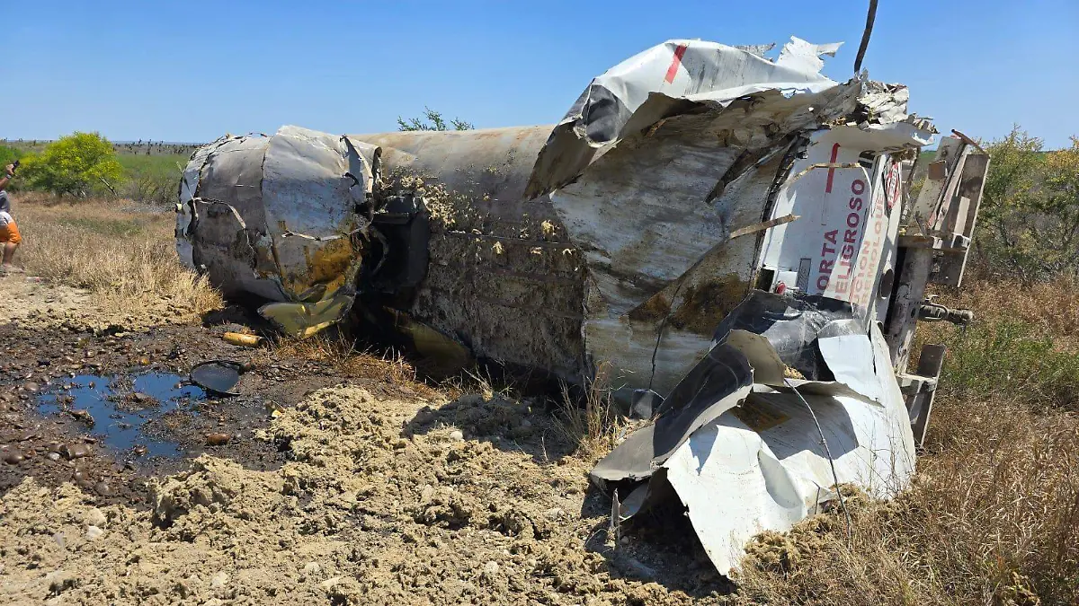Pipa vuelca en en el tramo Padilla-Jiménez, provocando derrame de combustible