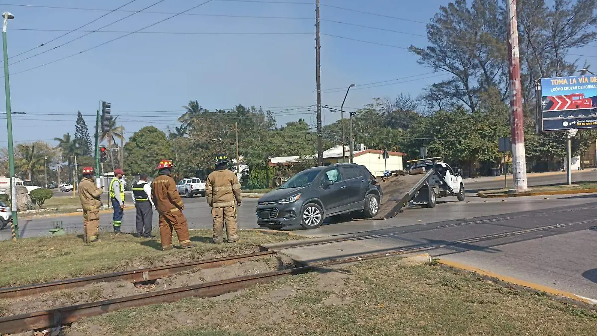 El choque causó daños materiales en la camioneta, pero a pesar del percance, el operador de la unidad salió ileso