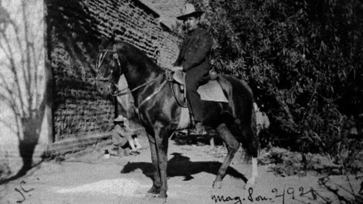 El general Lázaro Cárdenas gustaba de dar paseos en su caballo en Veracruz