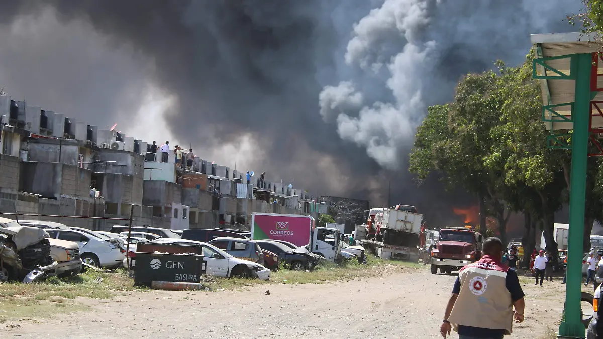 El fuego en la zona norte se extendió hasta muy cerca de los fraccionamientos aledaños en Tampico