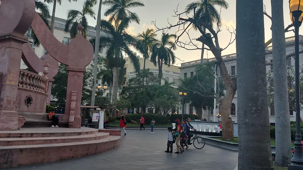 Una forma de pasar el día es disfrutar de la compañía de las palomas, la música y la arquitectura de la Plaza de Armas de Tampico
