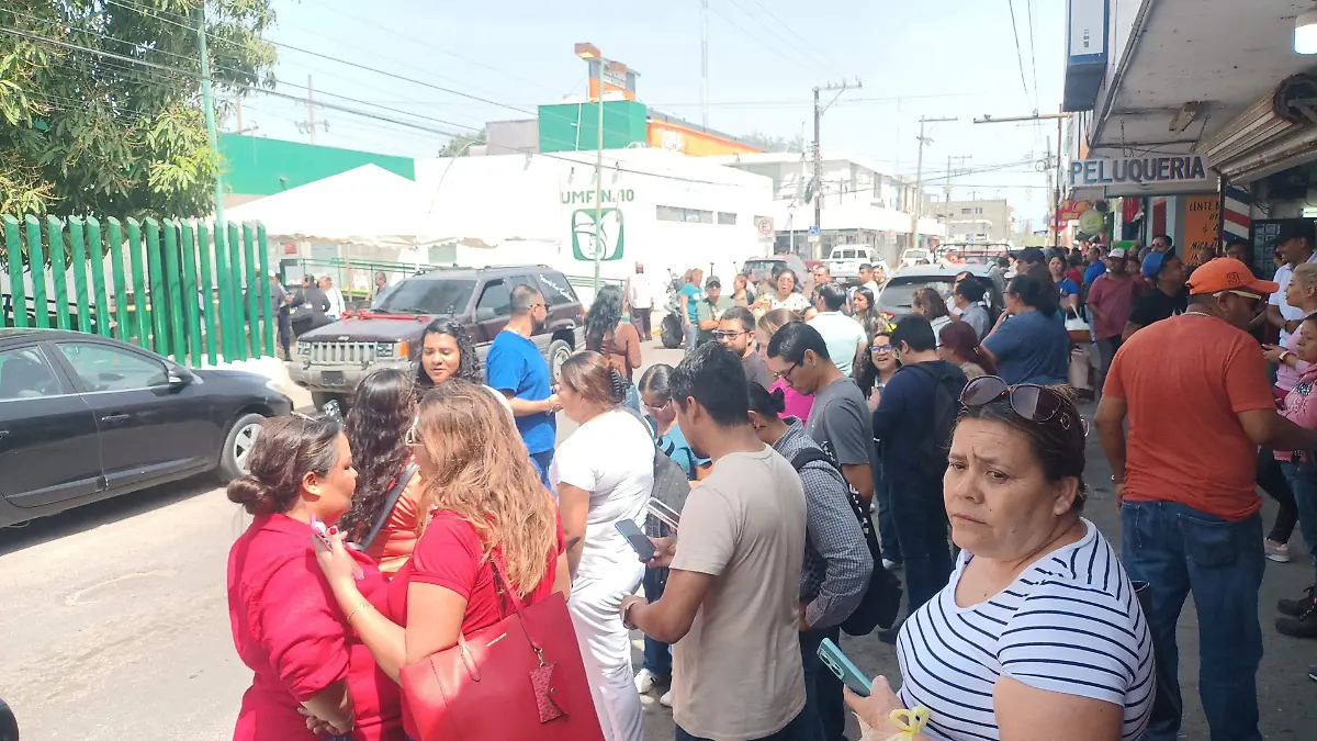 Empleados y pacientes de la UMF No. 10 del IMSS se pusieron a salvó del incendio registrado en plena zona centro de Altamira