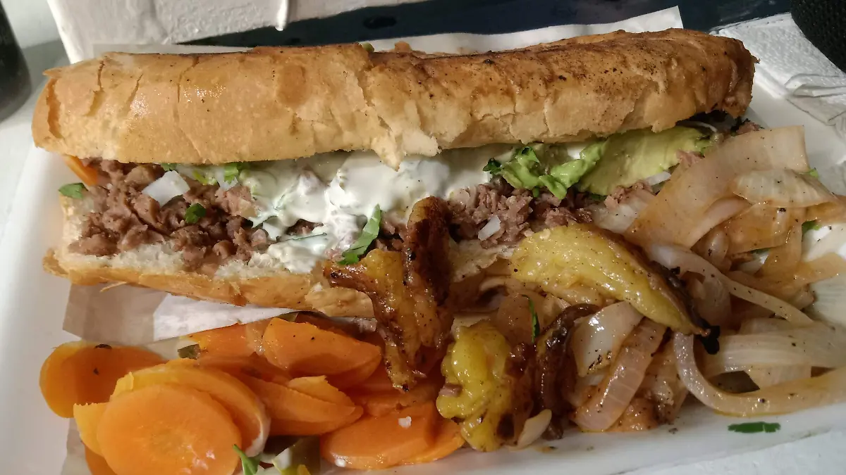 Una torta de cecina con cebollitas, zanahoritas y aguacate es una delicia que todos los tampiqueños han probado