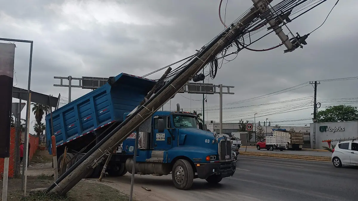 Error al maniobrar un camión provoca derribo de poste y afecta a CFE en Altamira