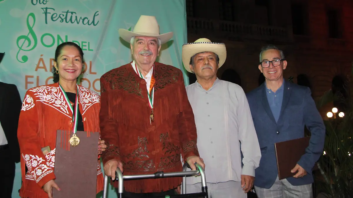 LAURA AHUMADA medalla