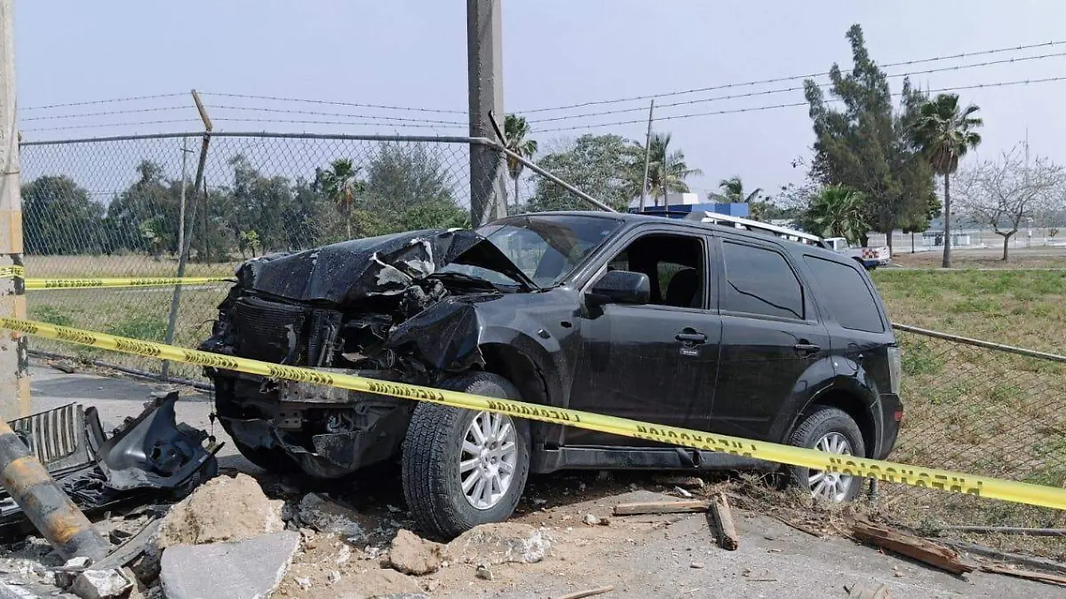 Camioneta choca sobre la carretera Tampico-Mante