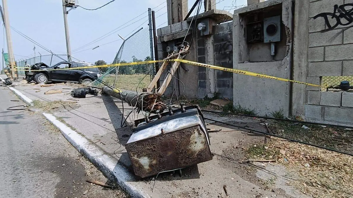 El choque frente al aeropuerto de Tampico dejó múltiples daños a la infraestructura de la CFE