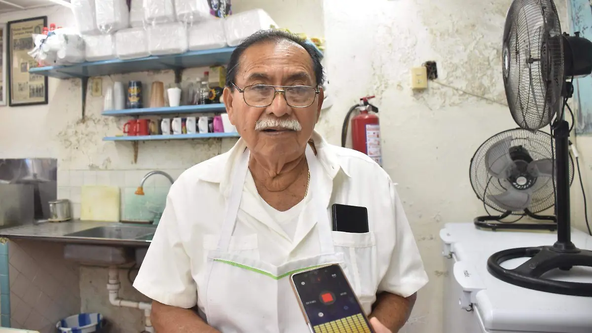 Don Víctor tiene más de 50 años vendiendo tacos de barbacoa en Tampico 
