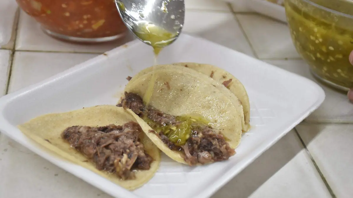 Tacos "El Becerro" tiene dos sucursales en Tampico; donde los tacos de barbacoa se acompañan con salsa roja o verde