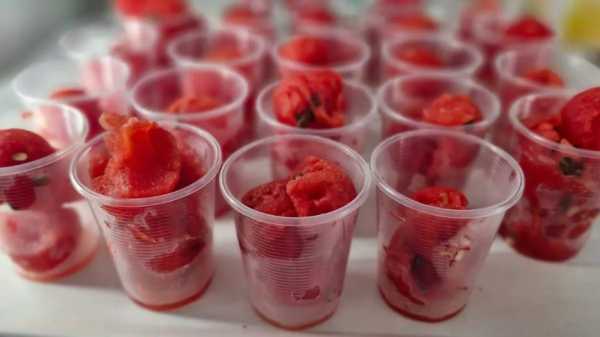 Vasitos de frutas en lugar de productos embolsados y con etiquetas de advertencia