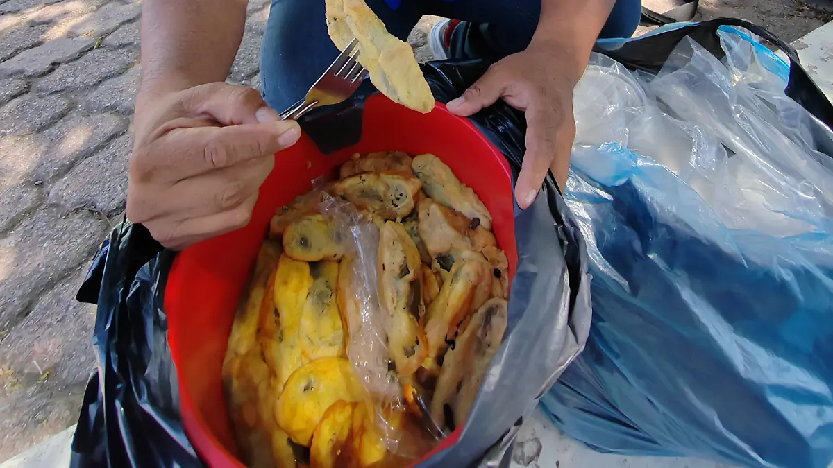 Cada taco de chile relleno tiene un costo de 10 pesos