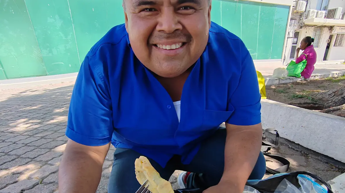 "Chilitos" como cariñosamente le llaman sus amigos vende tacos de chiles rellenos en Madero 