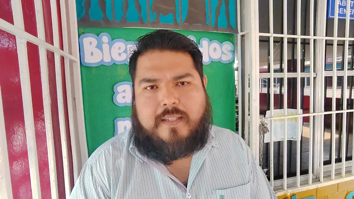 El maestro Jonathan Reyes dice que los padres han colaborado con el adiós a la comida chatarra