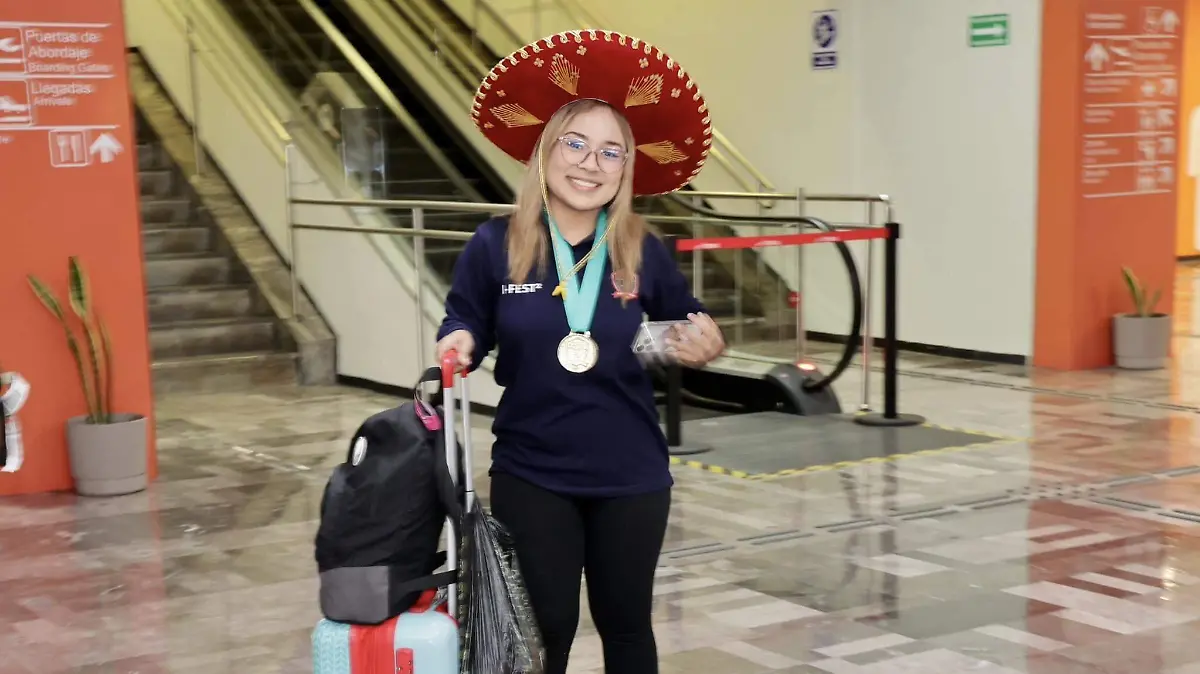 Con orgullo Karla Michelle Grajales Sánchez, porta la medalla de oro obtenida en el I-FEST