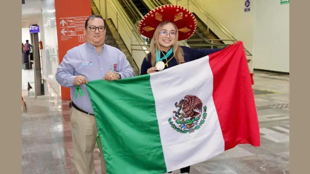 Karla Michelle acompañada de Jorge Vladimir López Beltrán, director del CETis 109