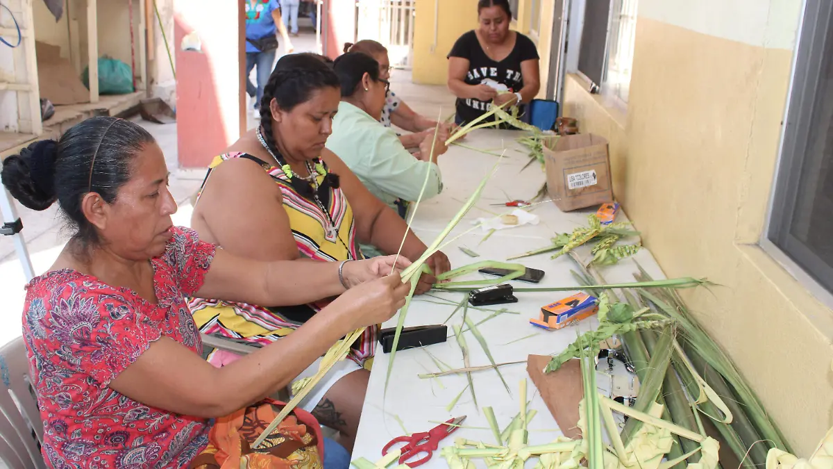 Feligreses participan activamente en la elaboración de ramos