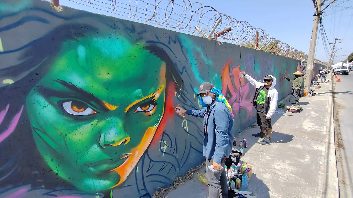 Los grafiteros trabajaron en conjunto para pintar la barda del Aeropuerto de Tampico 