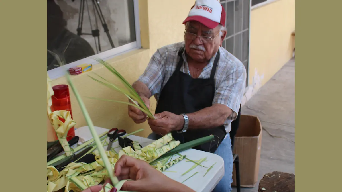 Papá del Párroco de la Iglesia Santiago Apóstol, desde hace 15 años elabora este tipo de figuras artesanales