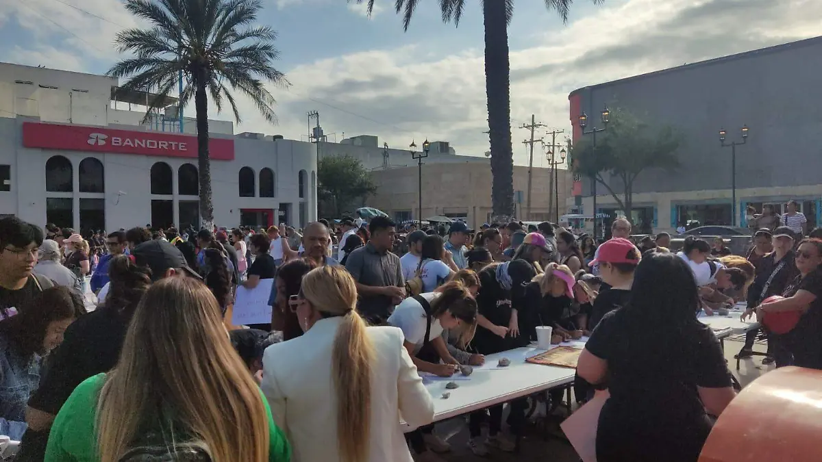 Algunos manifestantes proporcionaron su nombre y firma para solicitar la destitución de Carlos Peña Ortíz