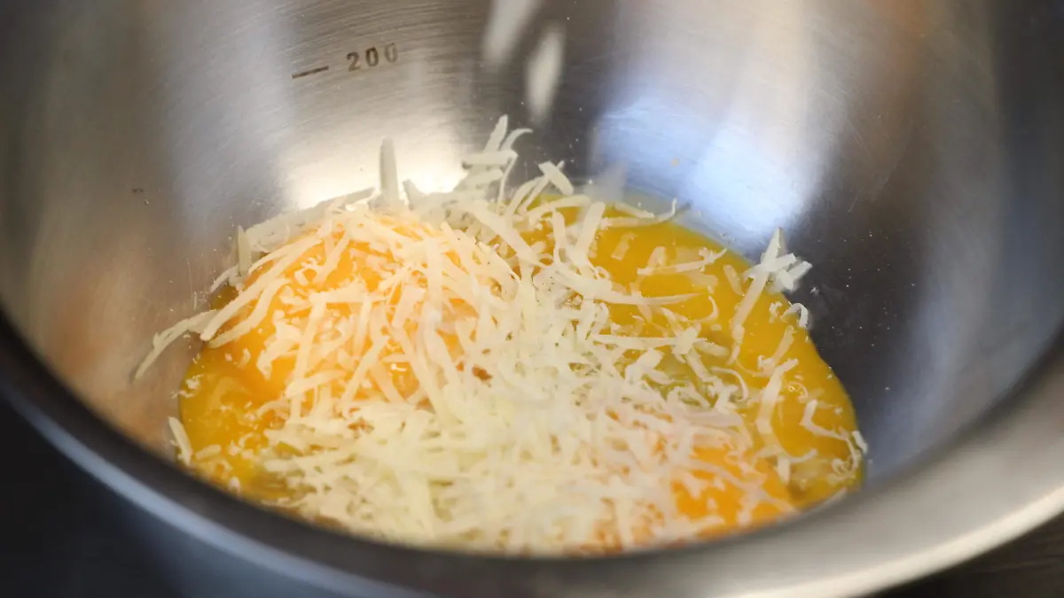 Si deseamos una carbonara aún más suave, podemos añadir un poco del agua en la que se coció la pasta