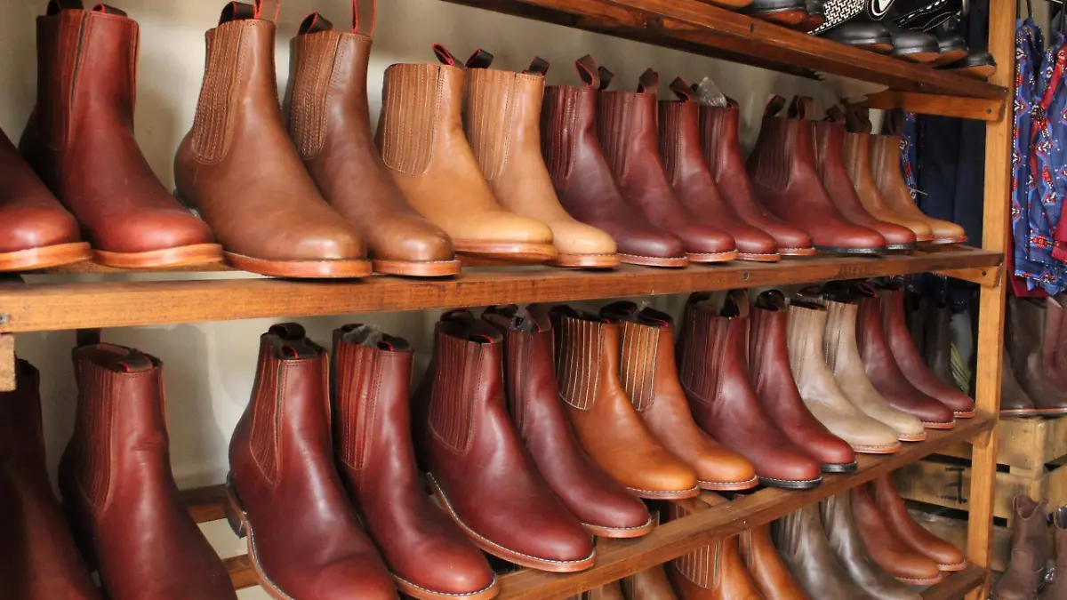 Artam ofrece una amplia gama de artículos, desde sombreros y botas hasta cinturones y camisas