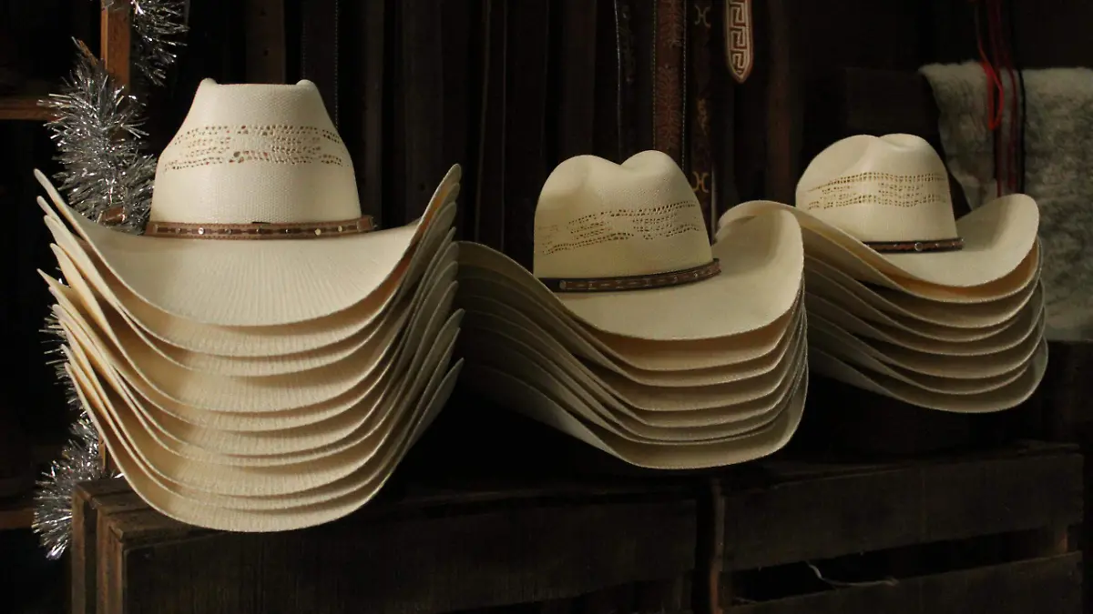 Cada cliente puede personalizar su atuendo gracias a su variedad de estilos y hormas de sombrero