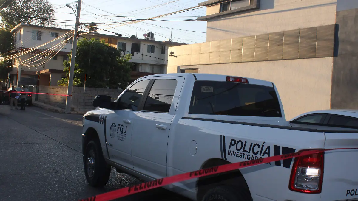 Como parte del protocolo, peritos forenses levantaron muestras en el lugar 