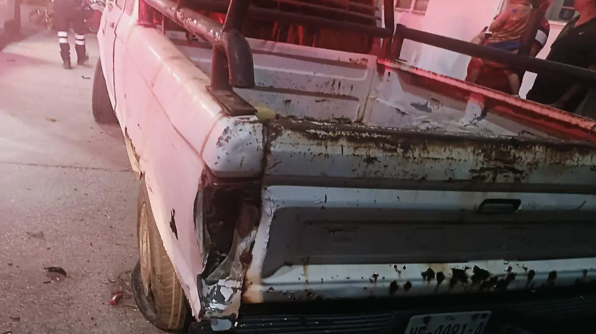 Motocicleta derrapa y choca contra camioneta en Altamira; hay dos heridos