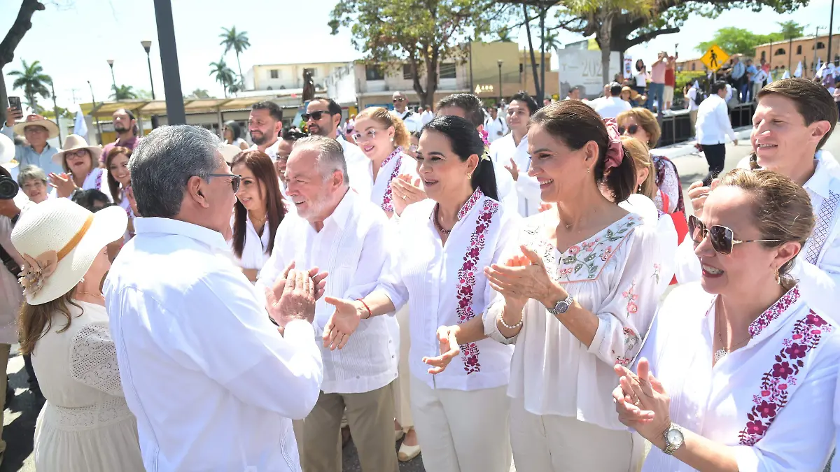 La alcaldesa Mónica Zacil Villarreal Anaya saludando a su homólogo Armando Martínez Manríquez