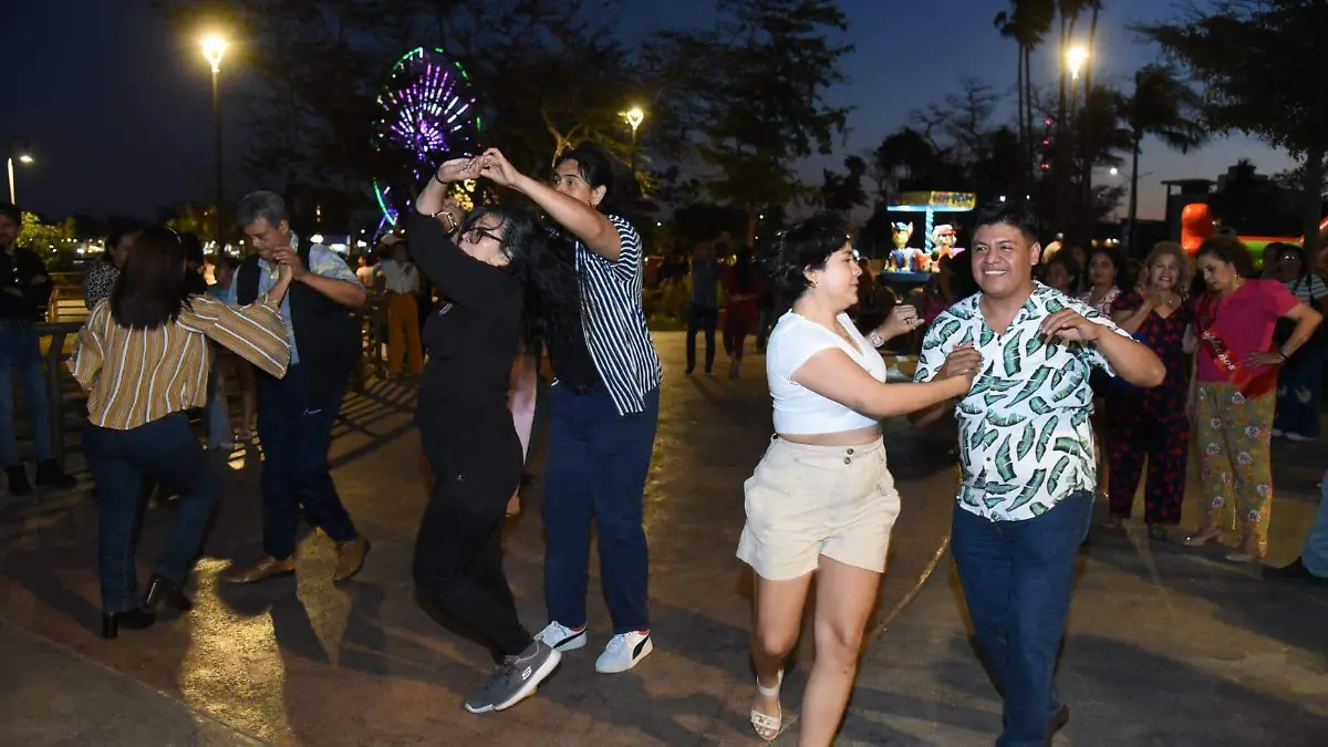 La pista de baile al aire libre cobra vida con cada paso de salsa