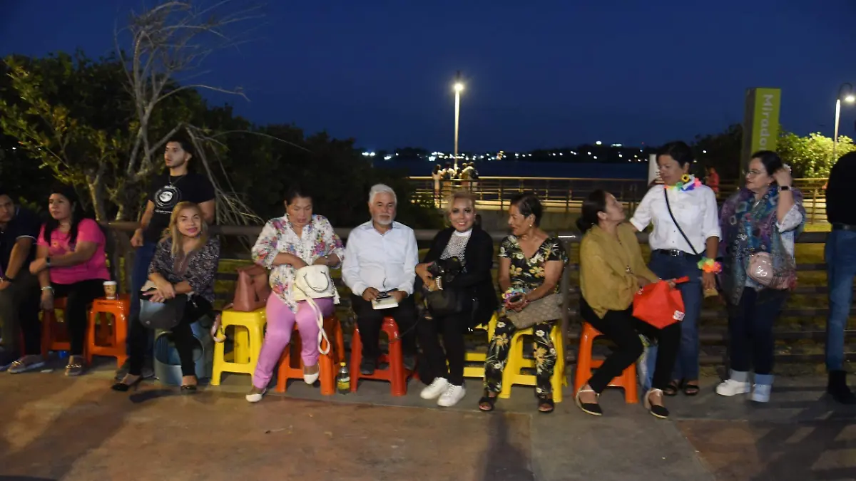 Toda la familia se reúne en este lugar mágico, disfrutando de la salsa y la vista a la Laguna del Carpintero