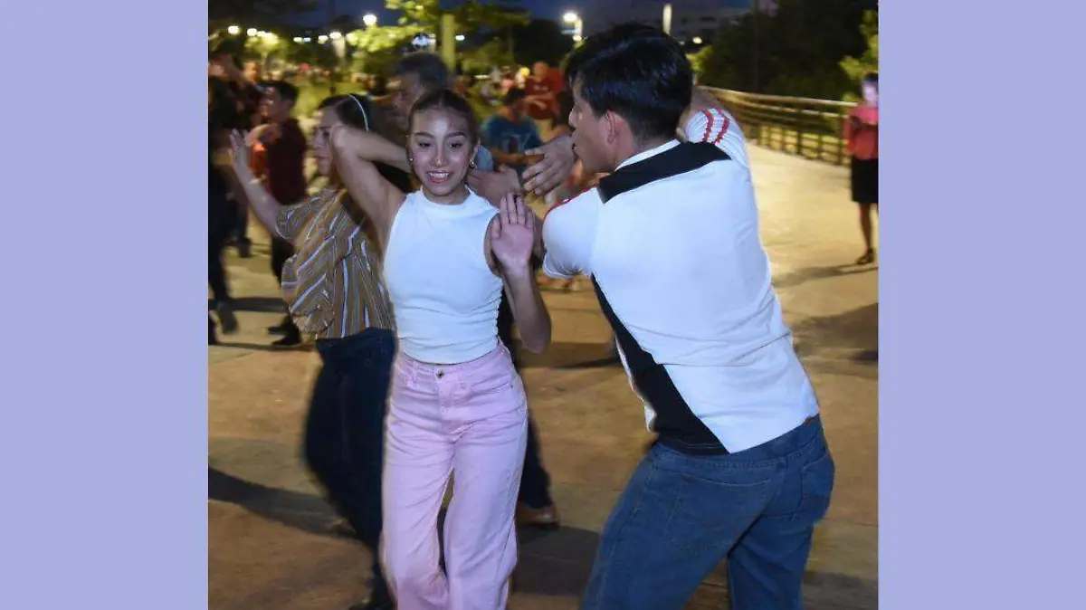 Todos los domingos, miembros de diversas academias de baile acuden a mostrar sus mejores pasos
