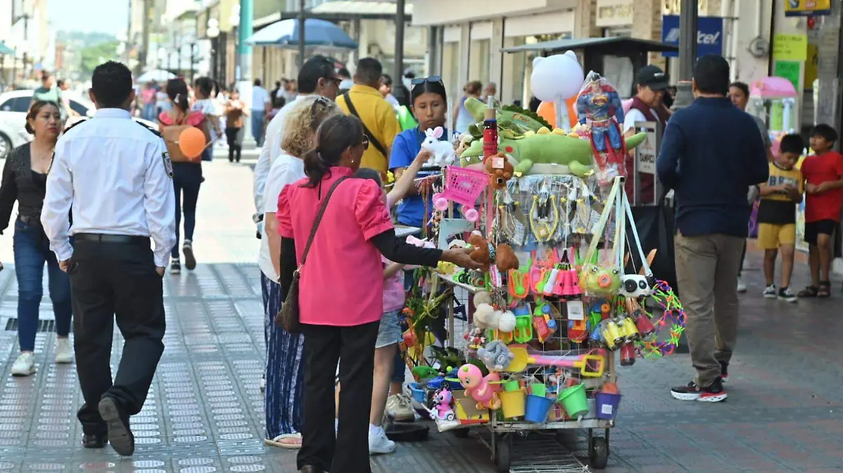 Unión de globeros que ofrecen sus productos en las calles del centro de Tampico