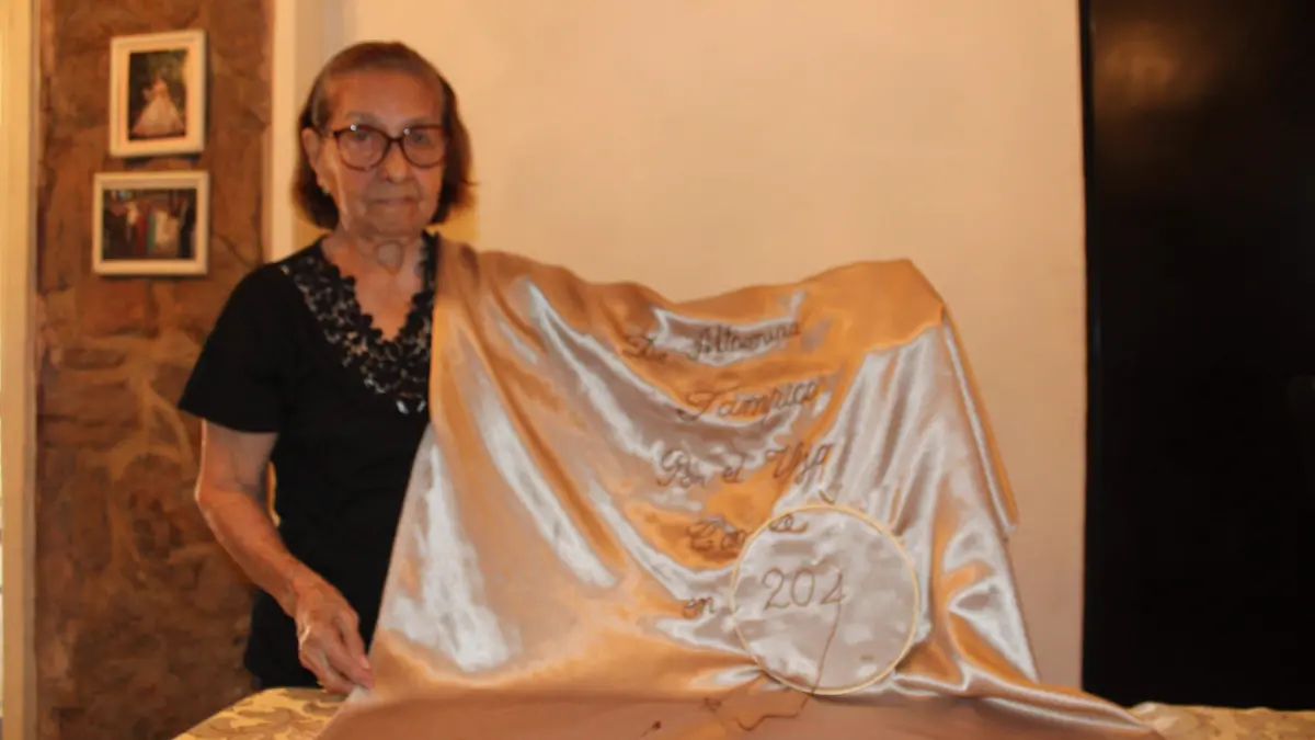 Enedina Tavera estandartes