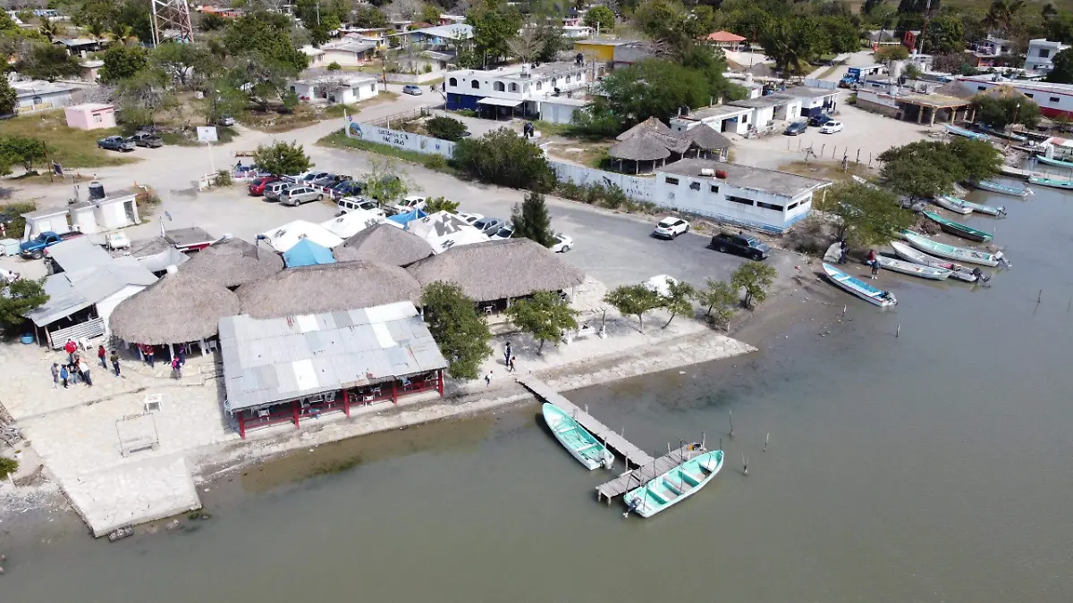 La barra de morón ofrece un ambiente familiar de fiesta con mariscos a bajo costo