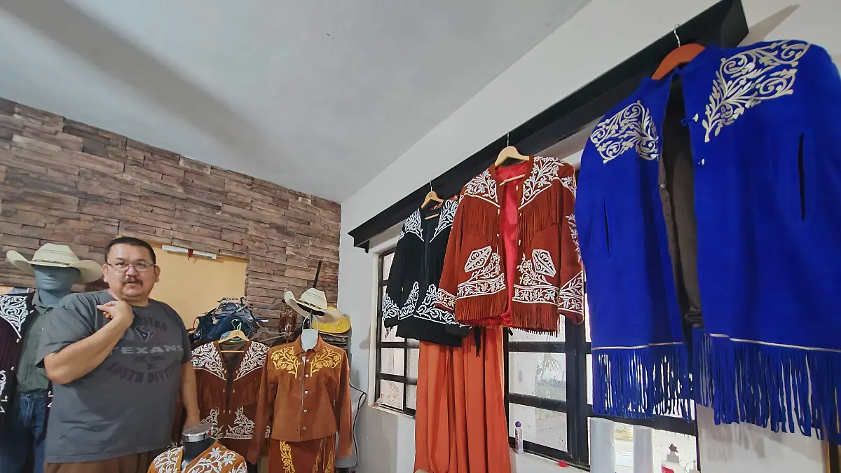 Héctor Reyna viene de una familia que se ha dedicado a confeccionar la cuera tamaulipeca