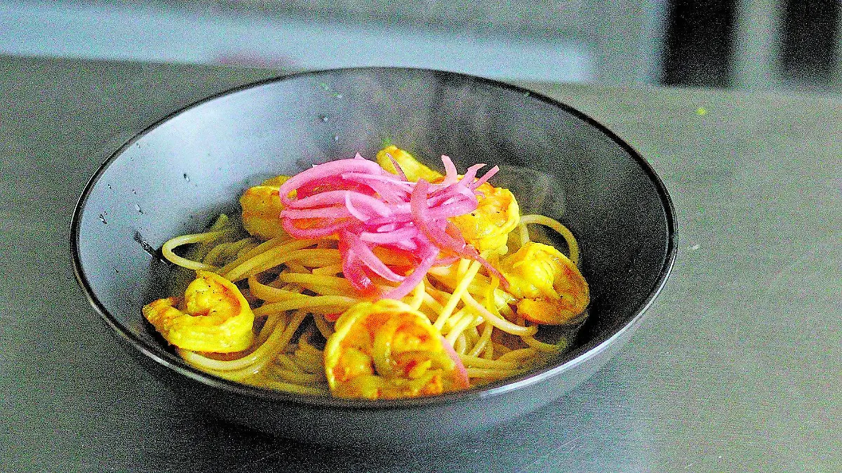 La pasta con camarones puede incluir una salsa de curry con coco para darle un toque distintivo