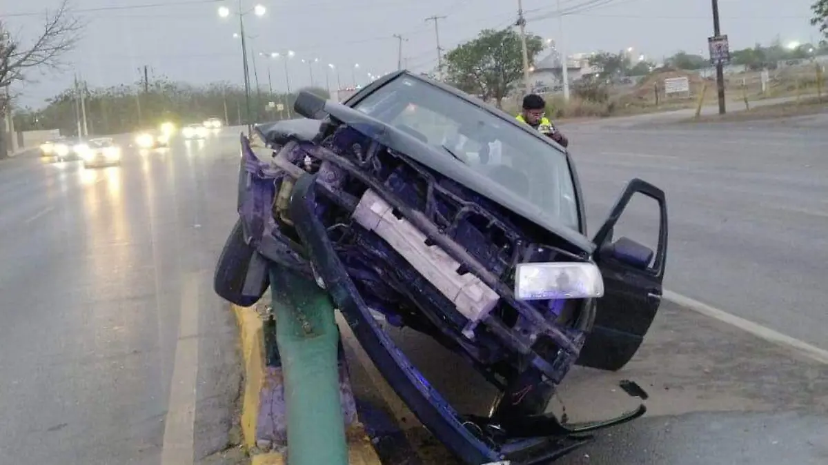 Sobre un poste quedó el vehículo Jetta clásico, siendo abandonado por su conductor en Altamira