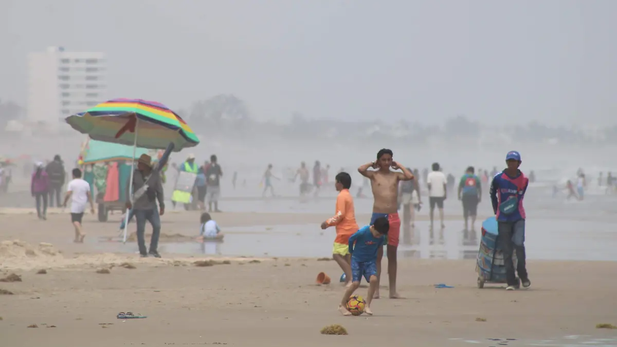 Los turistas continúan llegando a Playa Miramar durante este domingo 20 de abril