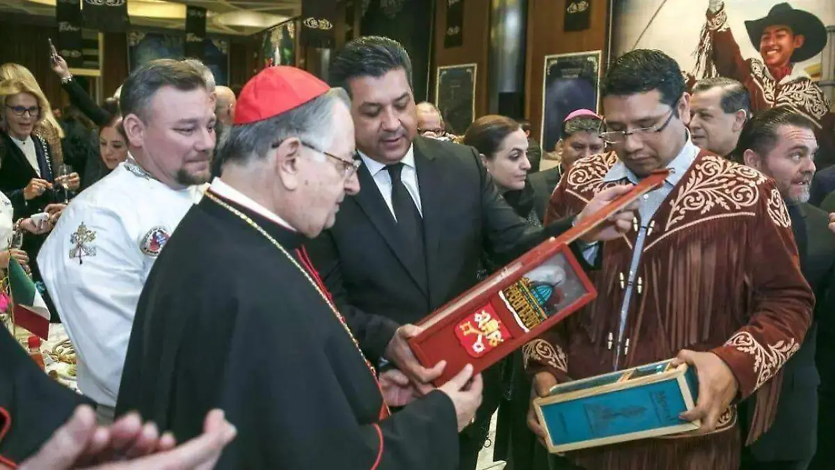 Le mostraron al cardenal Giuseppe Bertello, gobernador del Estado de la Ciudad del Vaticano las bebidas tradicionales de Tamaulipas