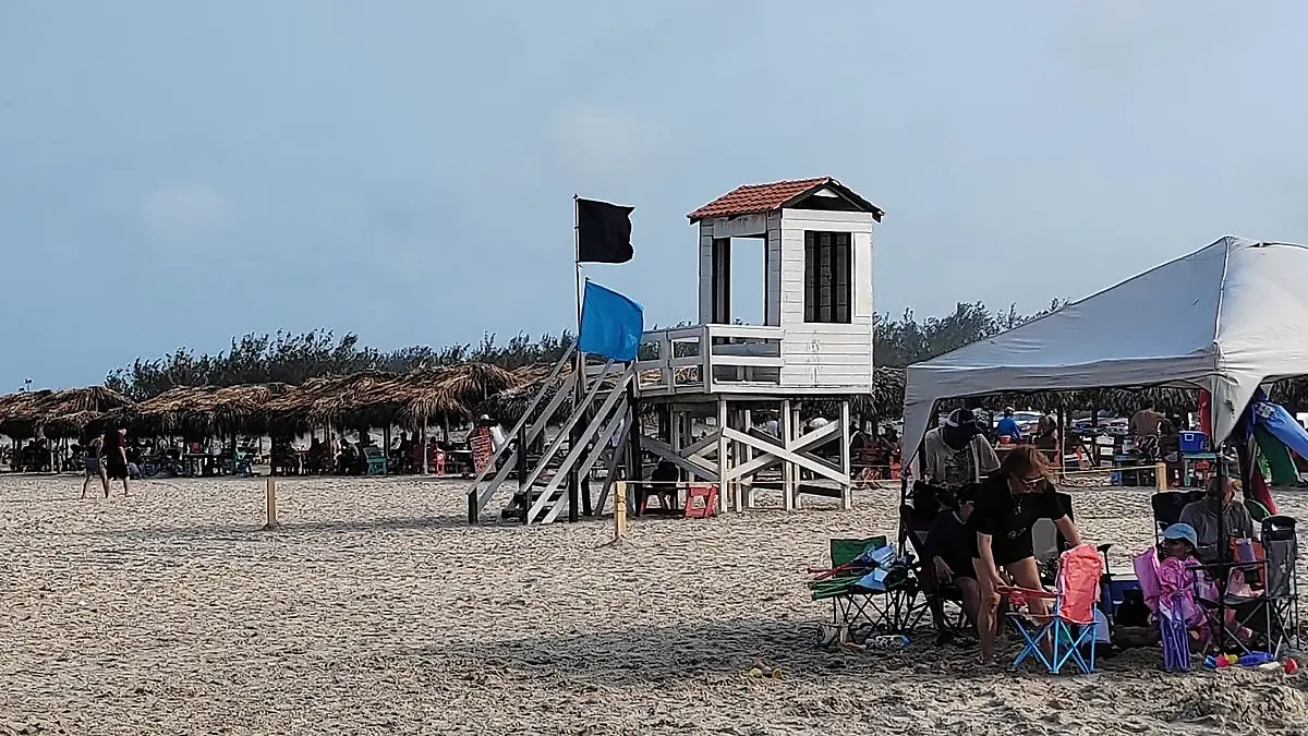 La bandera azul indica presencia de medusas; la bandera negra informa que la playa está cerrada