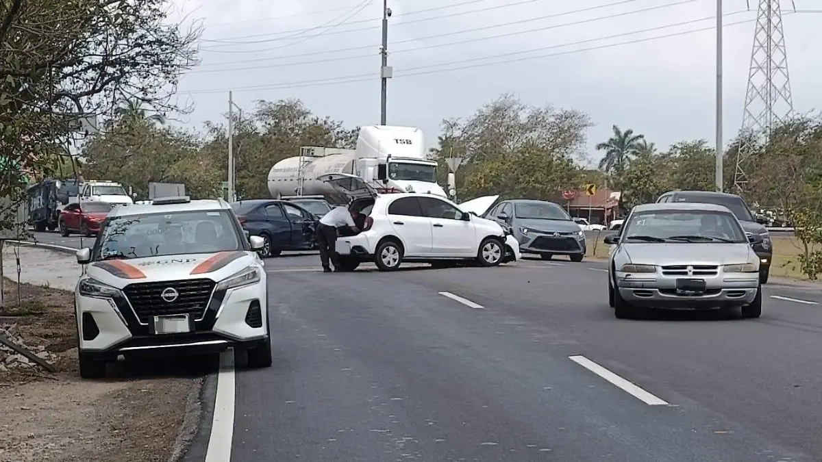 Los vehículos obstruyeron la concurrida vialidad