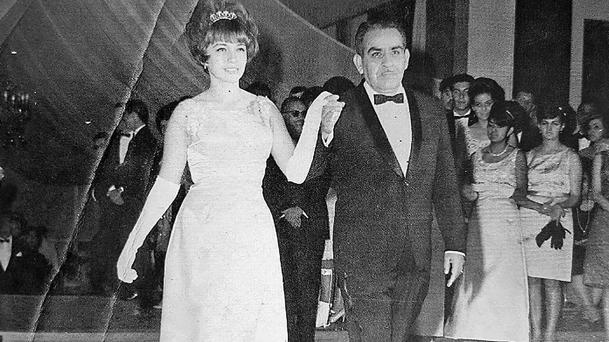 Baile de debutantes, aquí Rosa María Aguayo con su señor padre